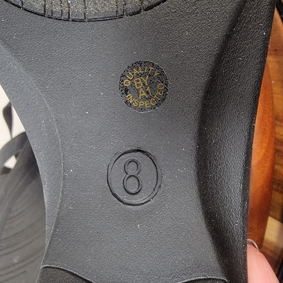 St. John's Bay Black Stretchy Straps Slip On Sandals Size 8 - Picture 14 of 17